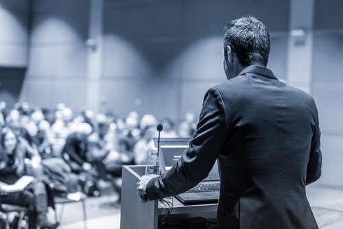 Politicus die een toespraak houdt