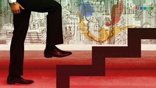 Man die een trede omhoog gaat