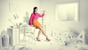 Vrouw die haar taken uitstelt