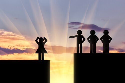 Drie mannen die wijzen naar een vrouw