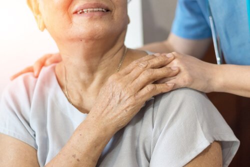 Verzorger met een ouder persoon