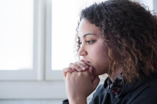 Vrouw denkt na over het leven