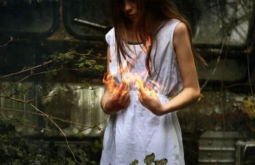 Vrouw houdt vuur in haar handen