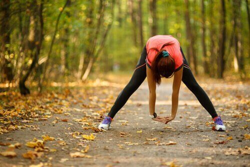 Vrouw die sport in het bos