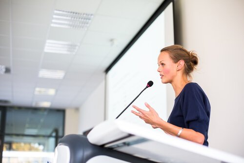 Vrouw spreekt in het openbaar