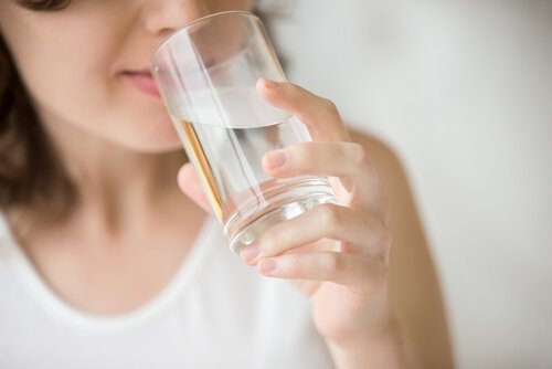 Vrouw drinkt glas water