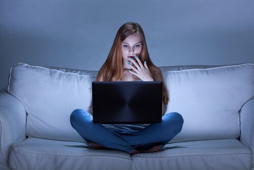 Vrouw doet aan cinematherapie