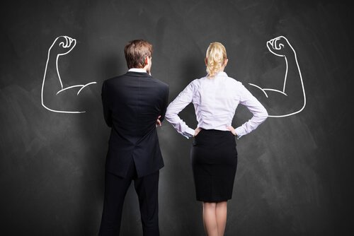 Zakenman en zakenvrouw met de ruggen naar de camera