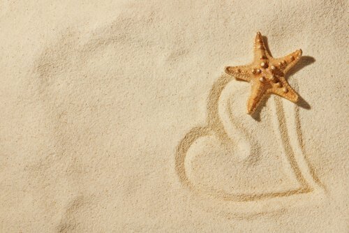Zeester en een hartje in het zand