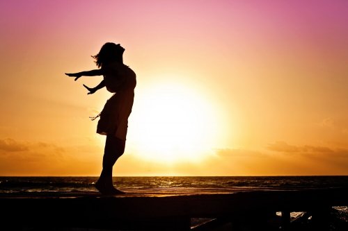 Vrouw doet yoga in de zonsondergang