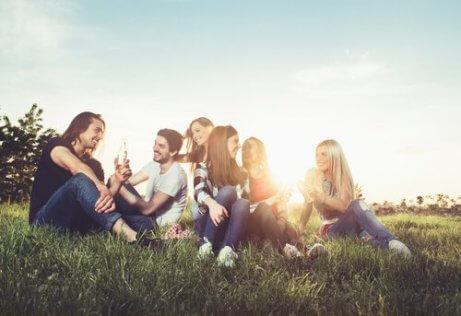 Groep vrienden zit in het gras