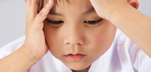 Een kind dat zich zorgen maakt