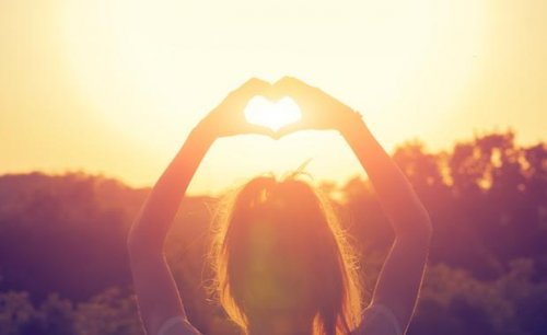 Vrouw met hartvormige handen