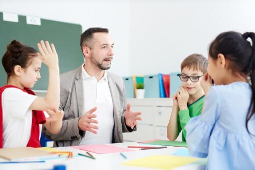 Docent met jonge leerlingen