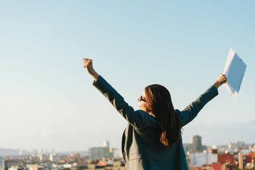 Vrouw is gelukkig met haar werk