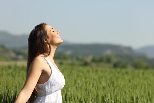 Vrouw geniet van de buitenlucht