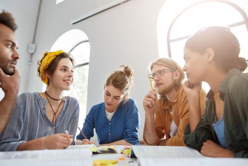 Groep studenten in overleg