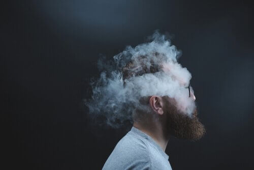 Man met zijn hoofd in de rook