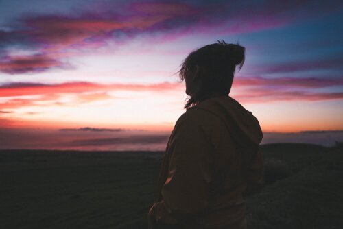 Vrouw denkt na over het leven