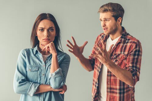 Man legt iets uit aan vrouw