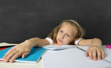 Meisje heeft geen zin in haar huiswerk