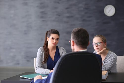 Moeder praat met leraar van haar dochter