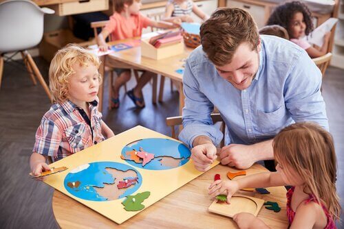 Lerende kinderen met hun leraar