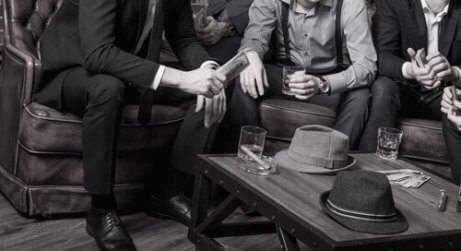 Mannen bespreken misdaad