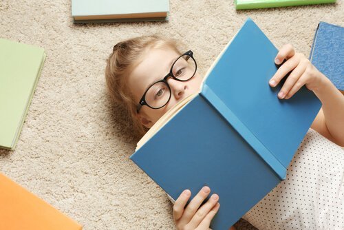 Meisje ligt boek te lezen