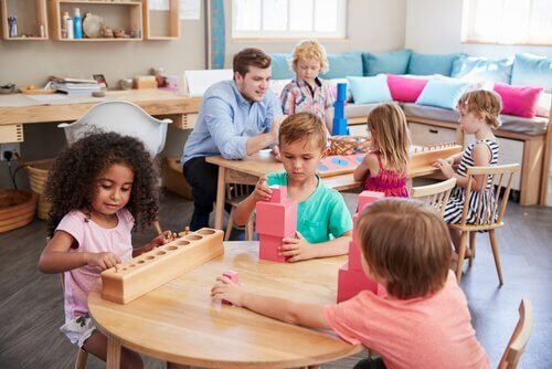 Maria Montessori: vrouw die het onderwijs veranderde