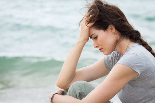 Verdrietige vrouw aan zee