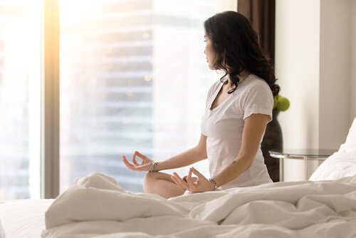 ochtendroutine vrouw mediterend