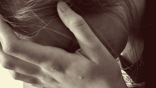 Vrouw huilt om relatiebreuk