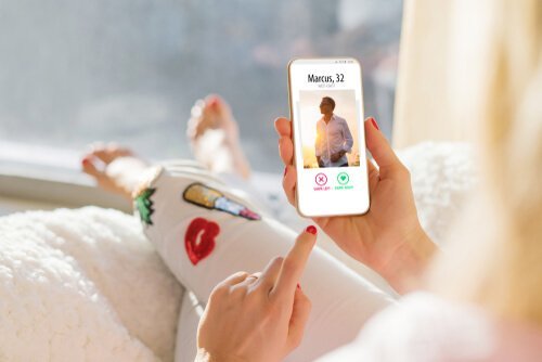 Vrouw zoekt online naar liefde