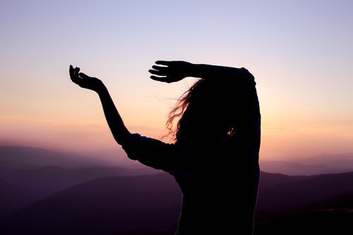verdriet omzetten in creativiteit dansende vrouw