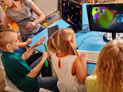 Kinderen spelen videospelletjes op school