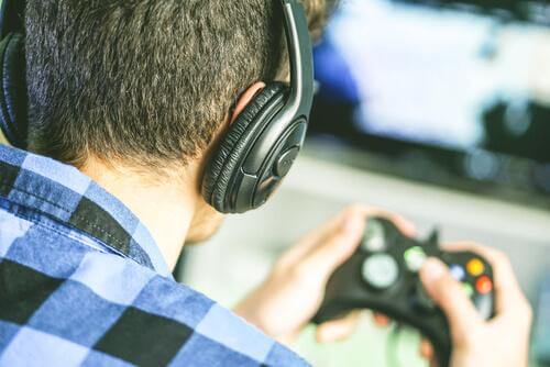 Jongen speelt videospelletje