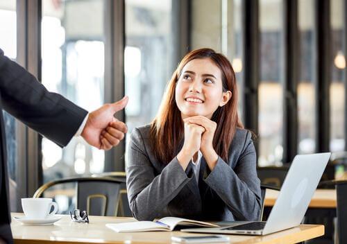 Vrouw die positieve feedback ontvangt