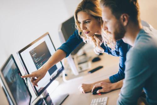 Twee mensen werken op computer