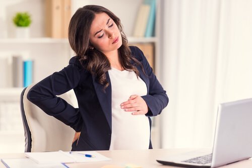 Zwangere vrouw aan het werk