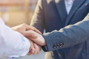 De voet-tussen-de-deur-techniek, een vorm van sociale manipulatie