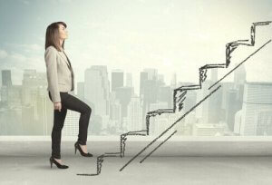 Vrouw loopt een denkbeeldige trap op
