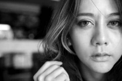 Vrouw met droevige blik