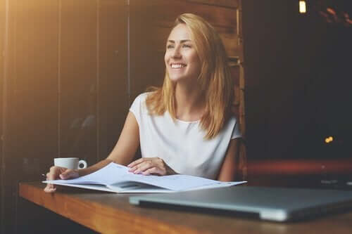 Vrouw die tevreden is met haar werk