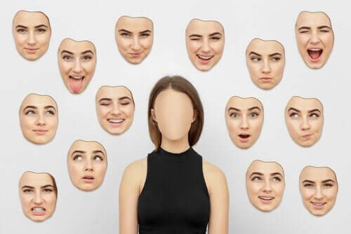 Verschillende gezichtsuitdrukkingen van een vrouw