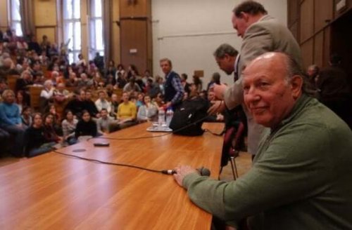 Imre Kertész op een bijeenkomst