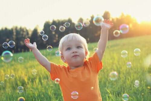 Jongetje speelt met zeepbellen