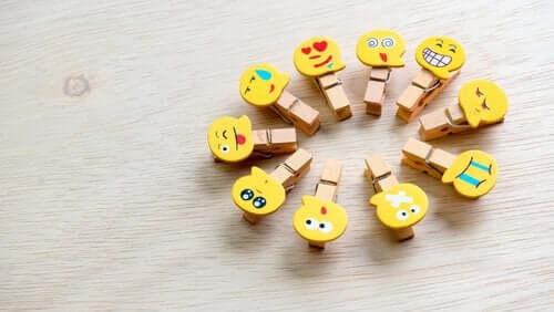 Knijpers met smileys erop