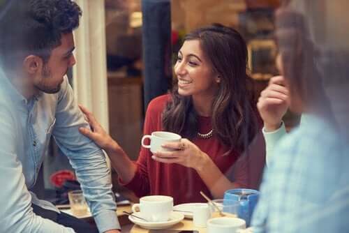 Koffie drinken met vrienden om depressie te verbergen
