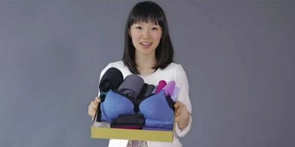 Marie Kondo laat een opgeruimde lade zien